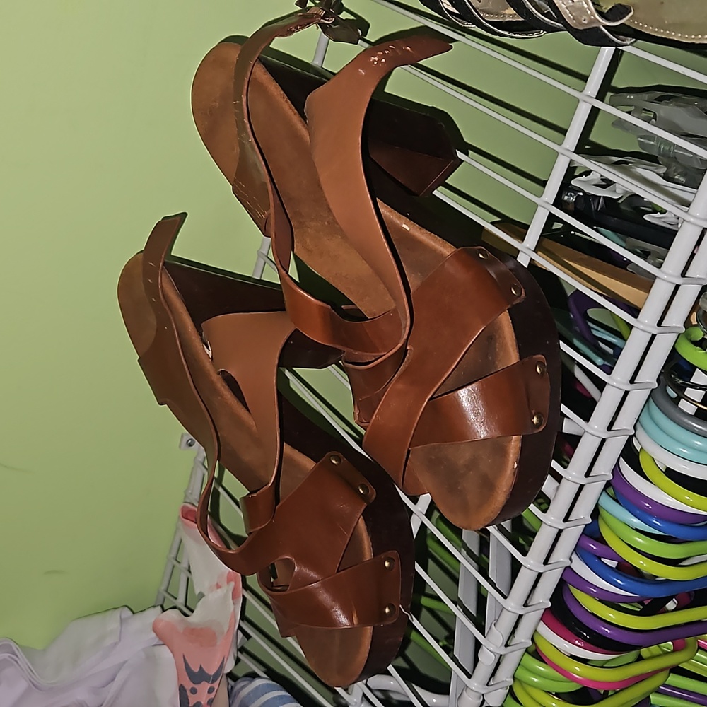 Brown platforms